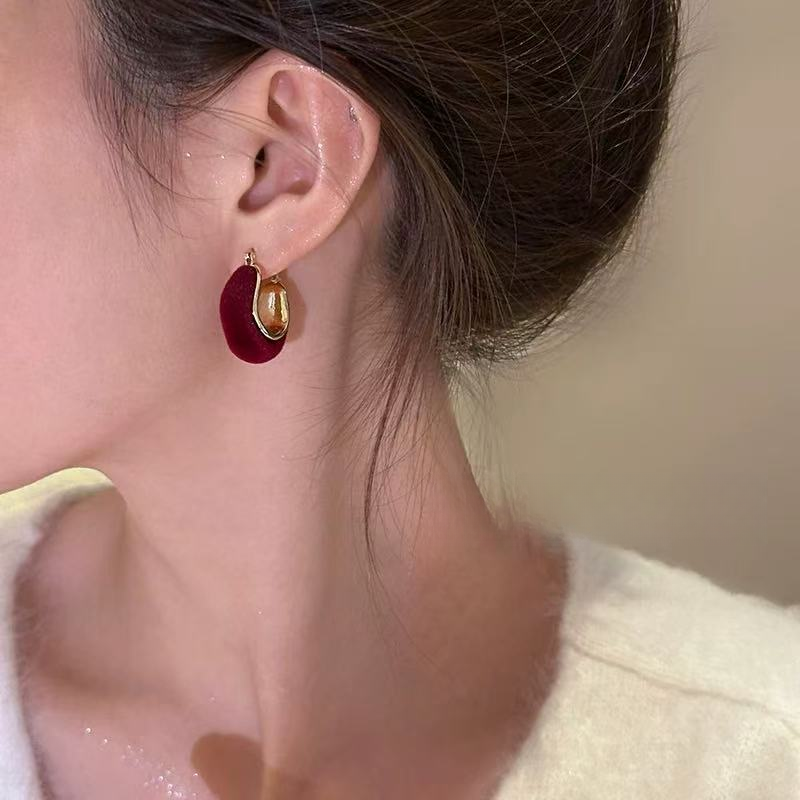 檀亿 铜合金耳饰 红色植绒U形耳圈秋冬时尚法式简约显瘦气质耳环