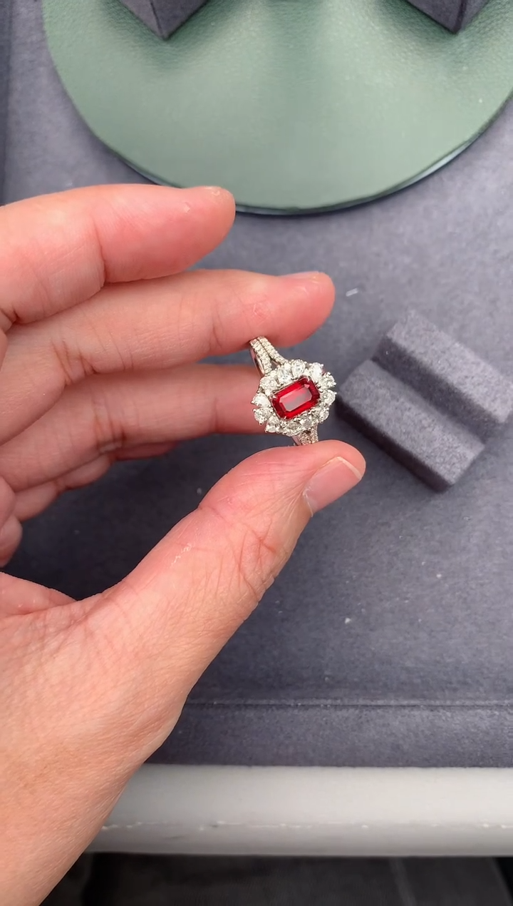 【闪购商品】红宝石戒指18K金镶嵌1.1ct无烧鸽血红戒指