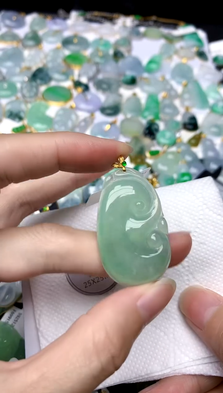 颈饰18K金镶嵌翡翠天然A货翡翠
