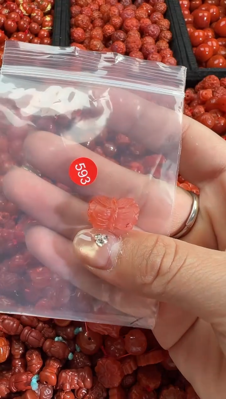 南红玛瑙未镶嵌颈饰1