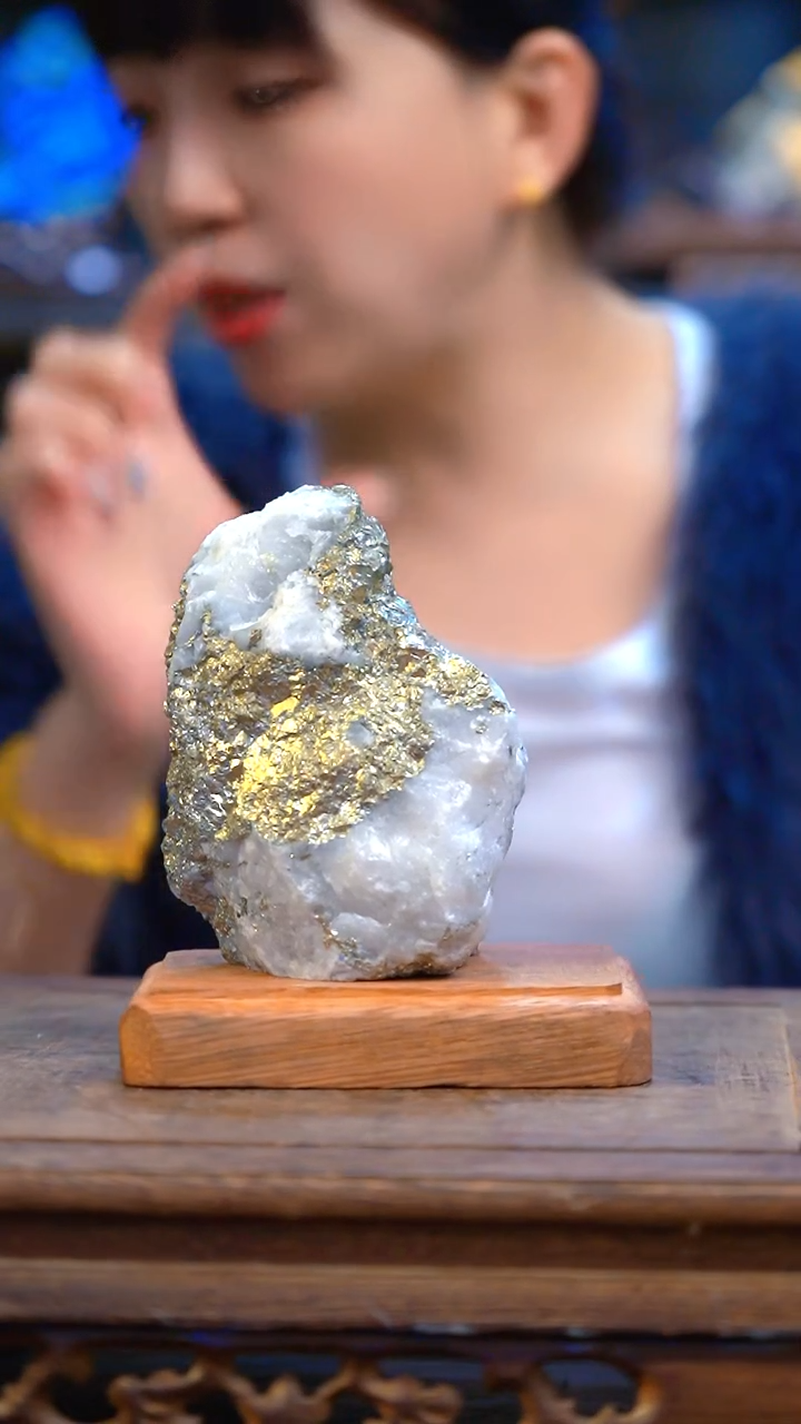 石材颜色漂亮，造型奇特