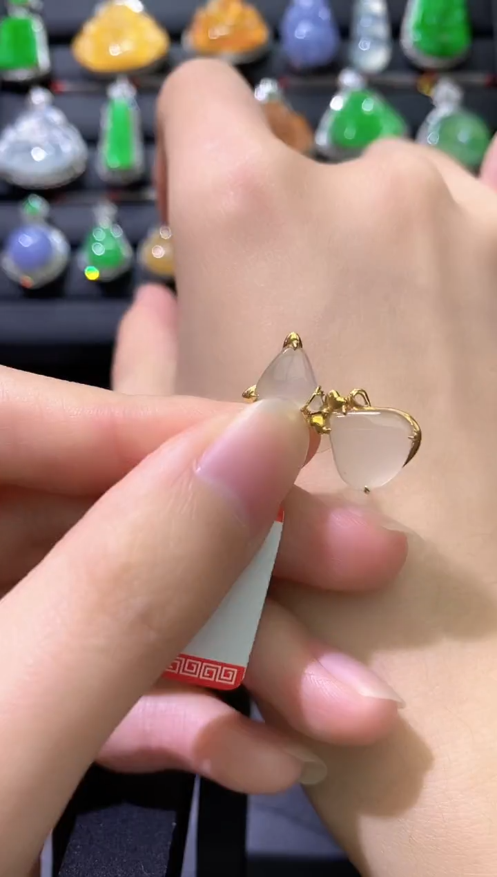 颈饰18K金镶嵌翡翠猫咪