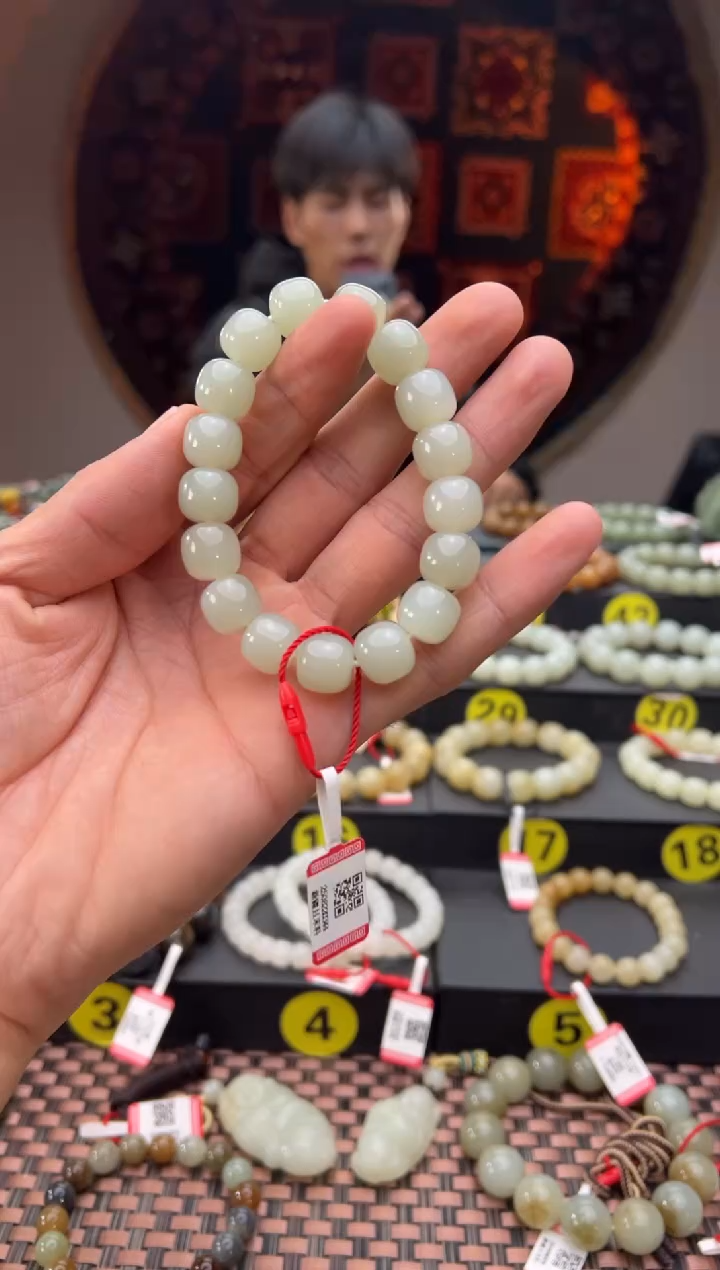 未镶嵌手串和田玉且末料青白玉老型珠手串卡11*12 80分