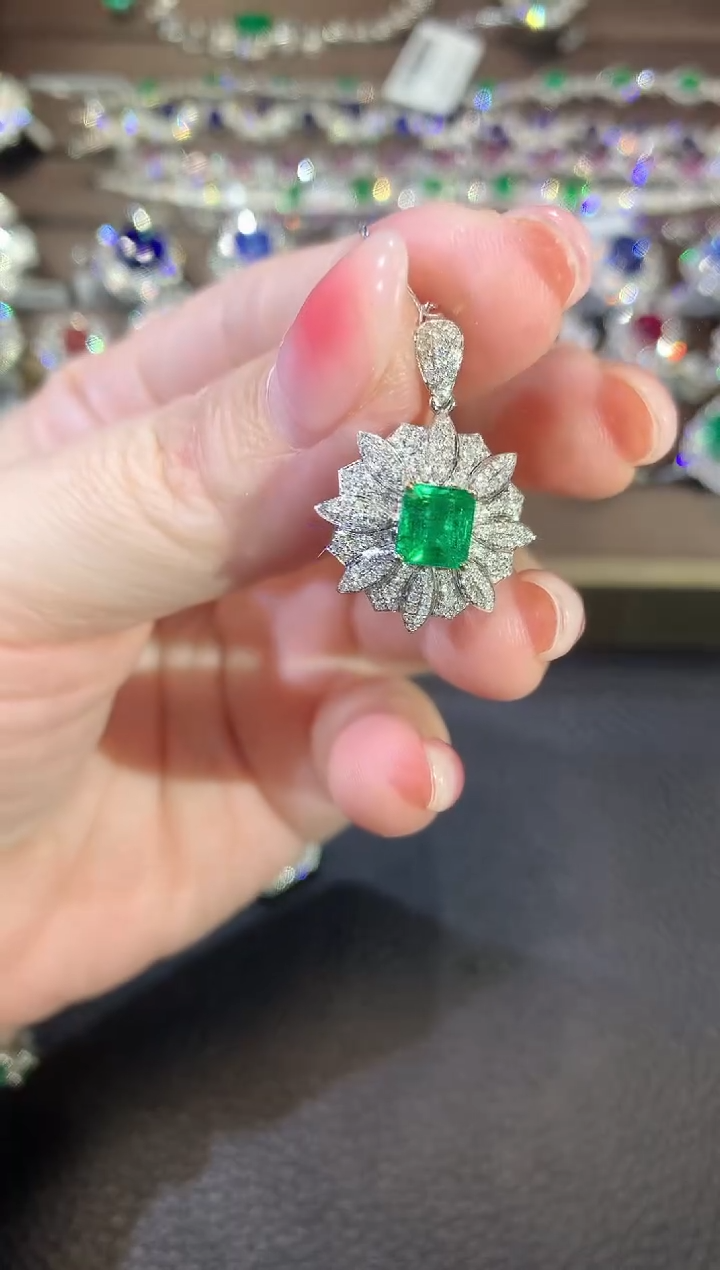 【闪购商品】祖母绿吊坠18K金镶嵌D15