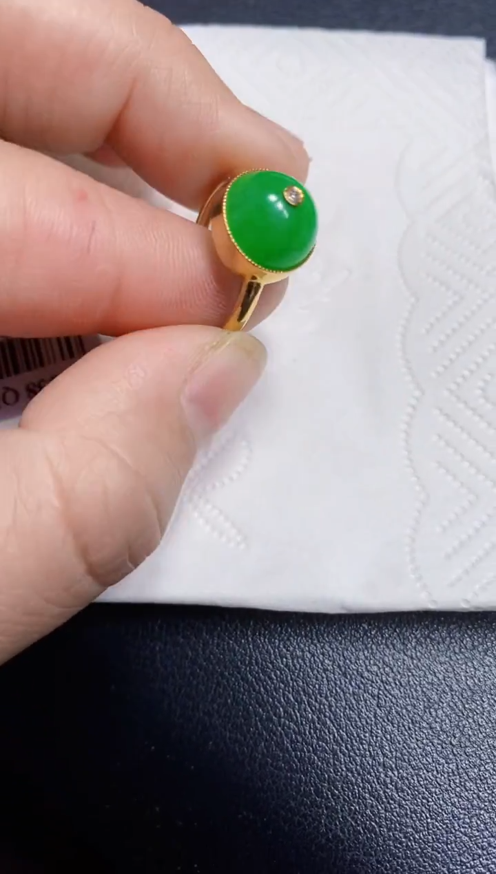 颈饰18K金镶嵌翡翠戒指