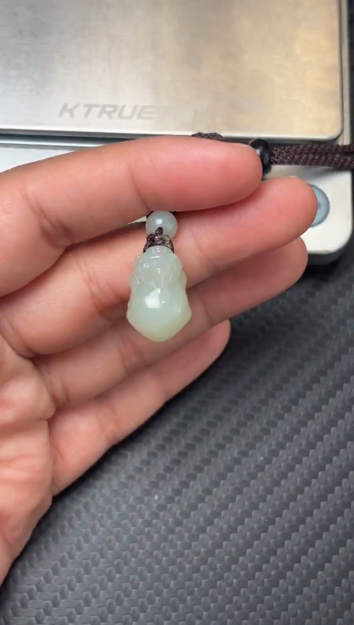 吊坠(赠链)未镶嵌和田玉且末微色差近矿吊坠