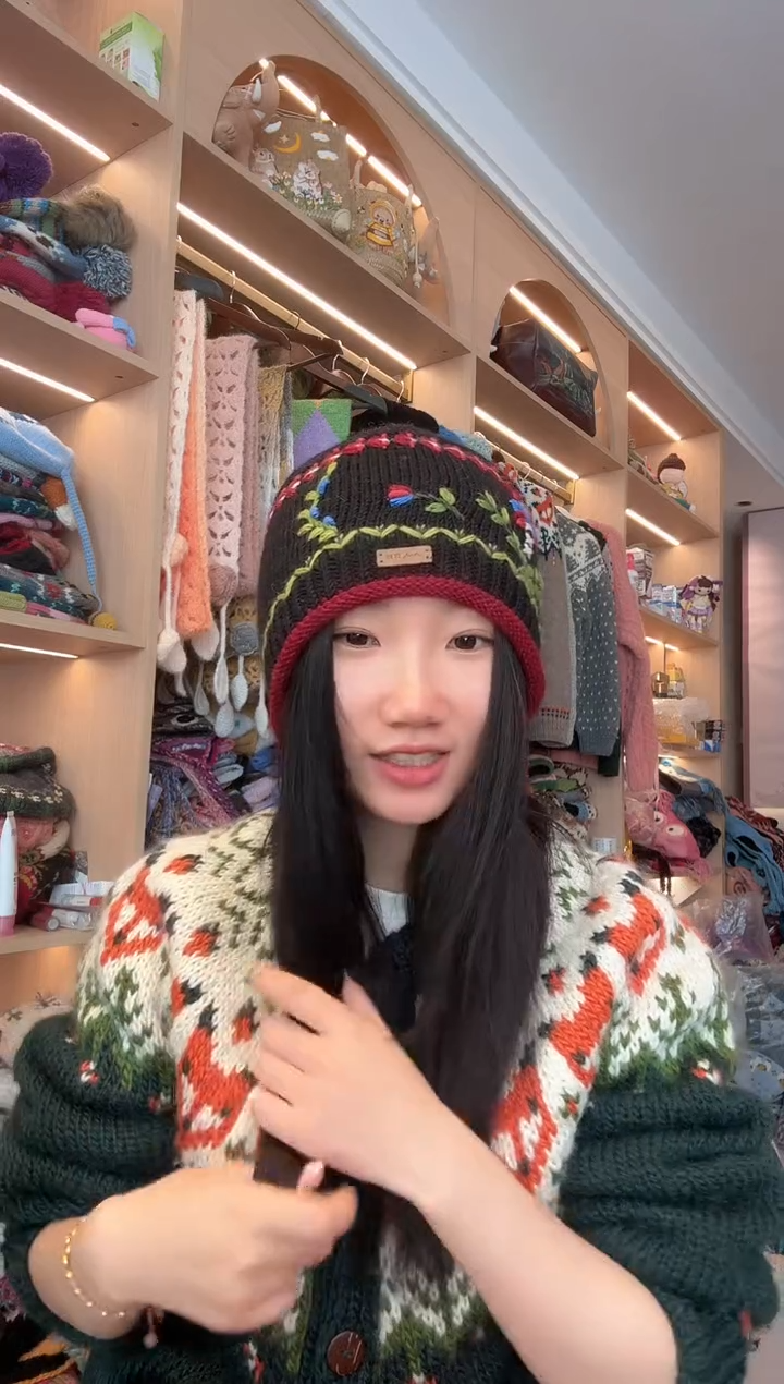 羊毛美利奴黑色刺绣卷边冷帽