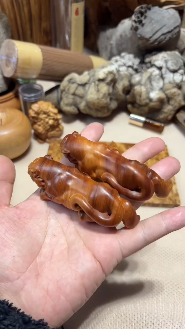 柏木（崖柏）南太行崖柏黑油手把件虎