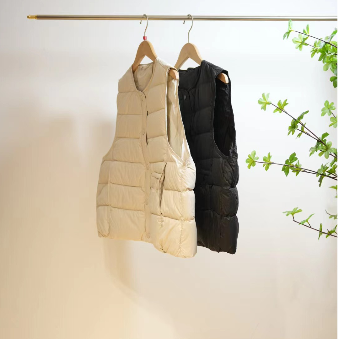 3-665-一款两色冬季百搭S门襟保暖羽绒马甲女