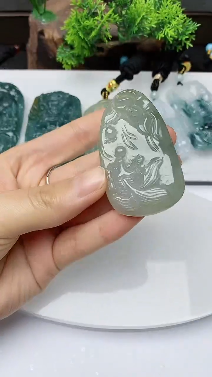 【闪购商品】翡翠颈饰未镶嵌         
