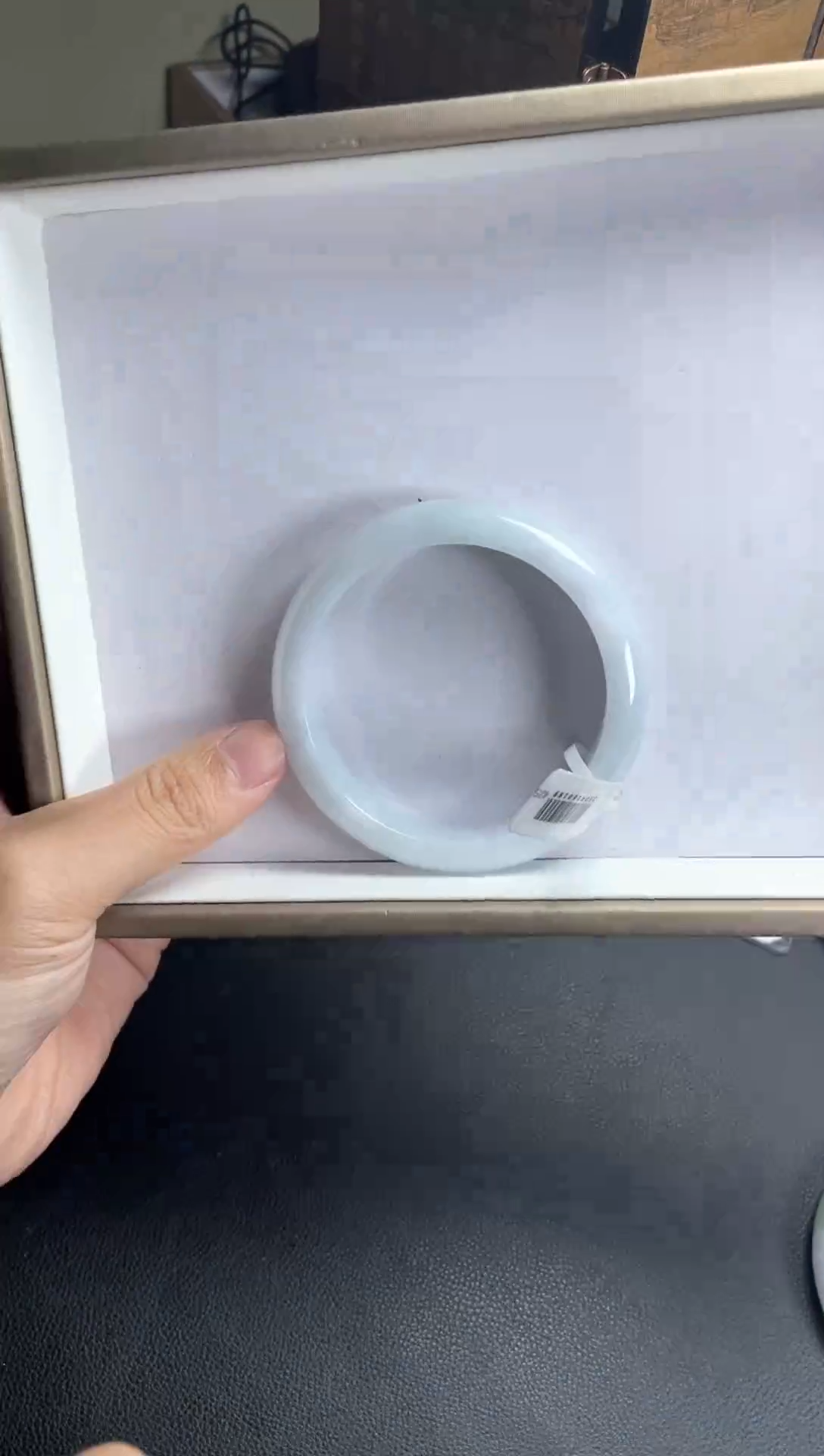 翡翠手镯未镶嵌暖***?翡翠手镯
