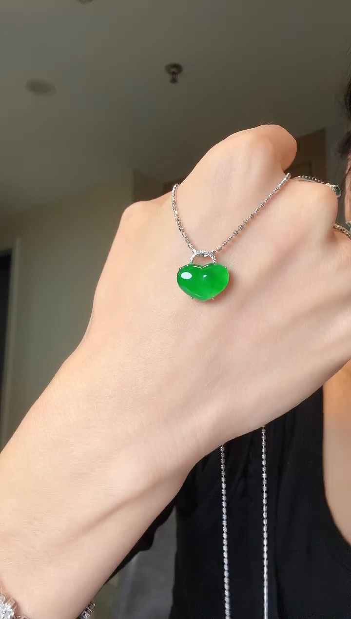 【闪购商品】翡翠吊坠(不含链)18K金镶嵌天然翡翠吊坠