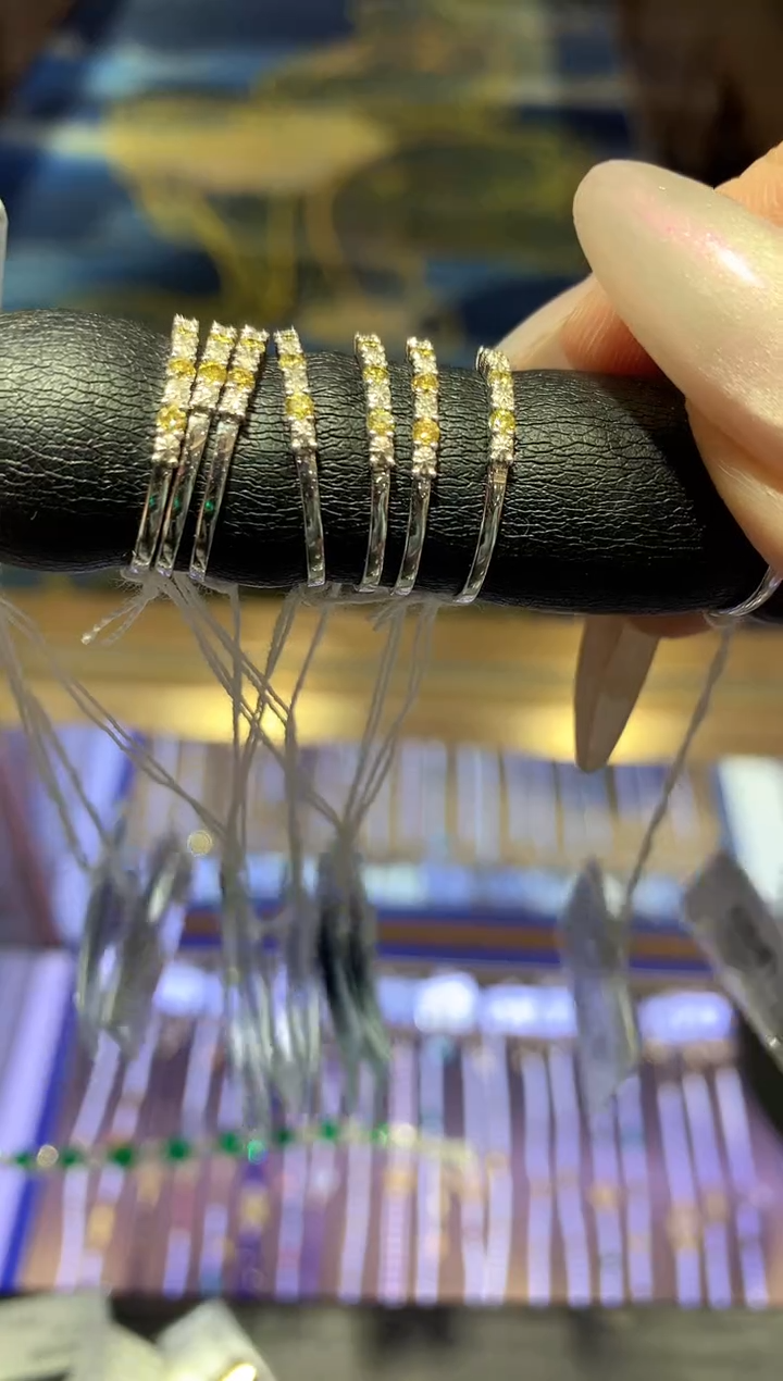 【闪购商品】钻石戒指18K金镶嵌多样性发一