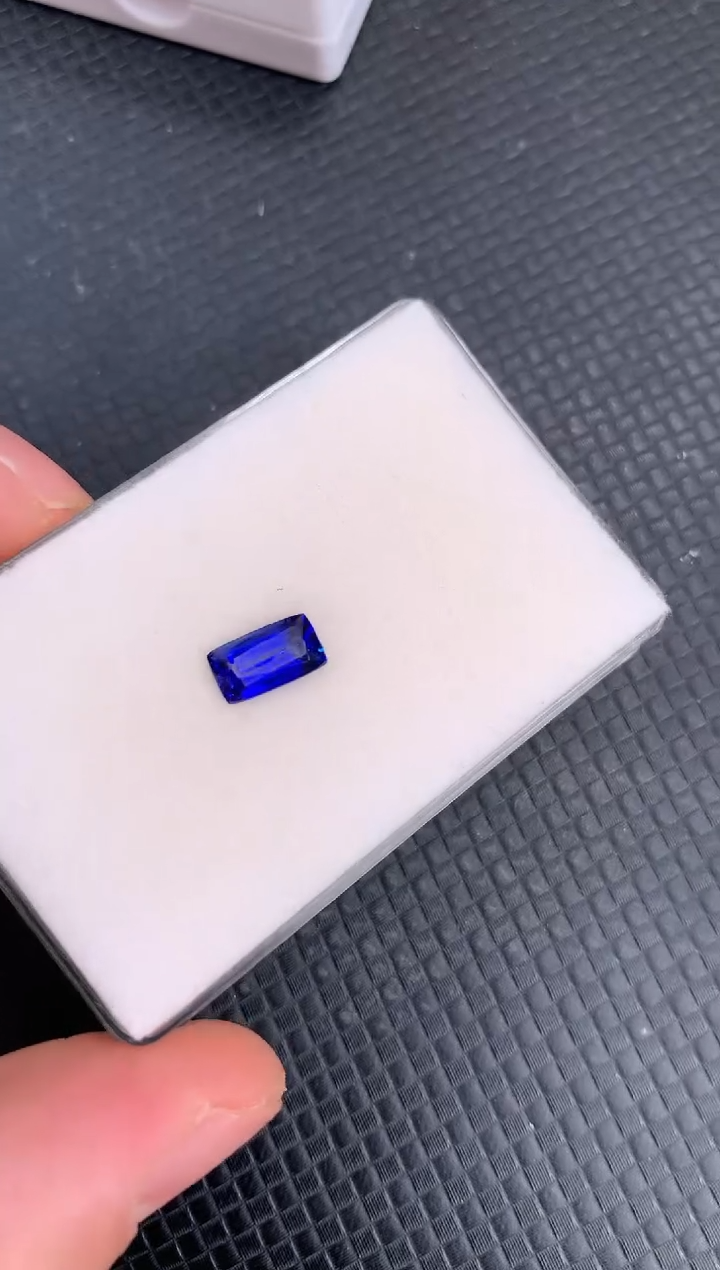 【闪购商品】蓝宝石裸石未镶嵌天然皇家蓝色蓝宝石1.55ct