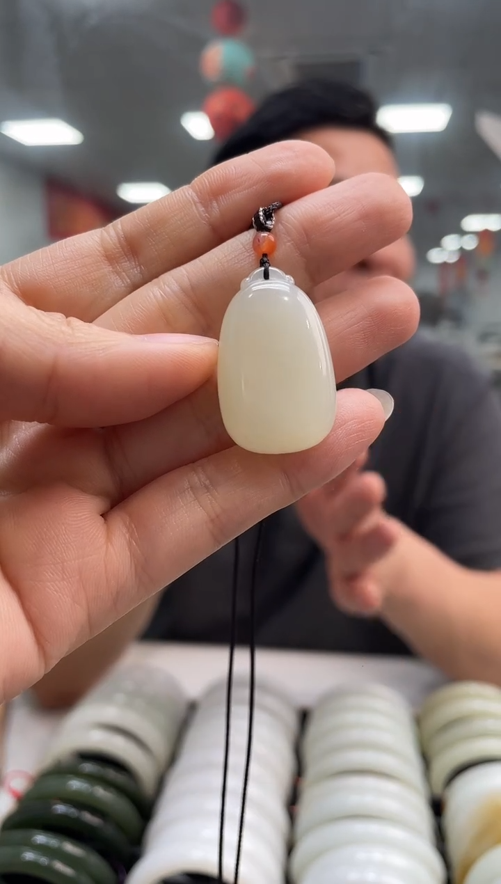 和田玉未镶嵌颈饰且末无事牌吊坠随机发一件