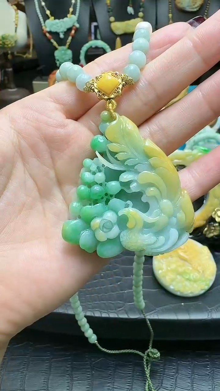 【闪购商品】翡翠颈饰未镶嵌黄加绿凤牌