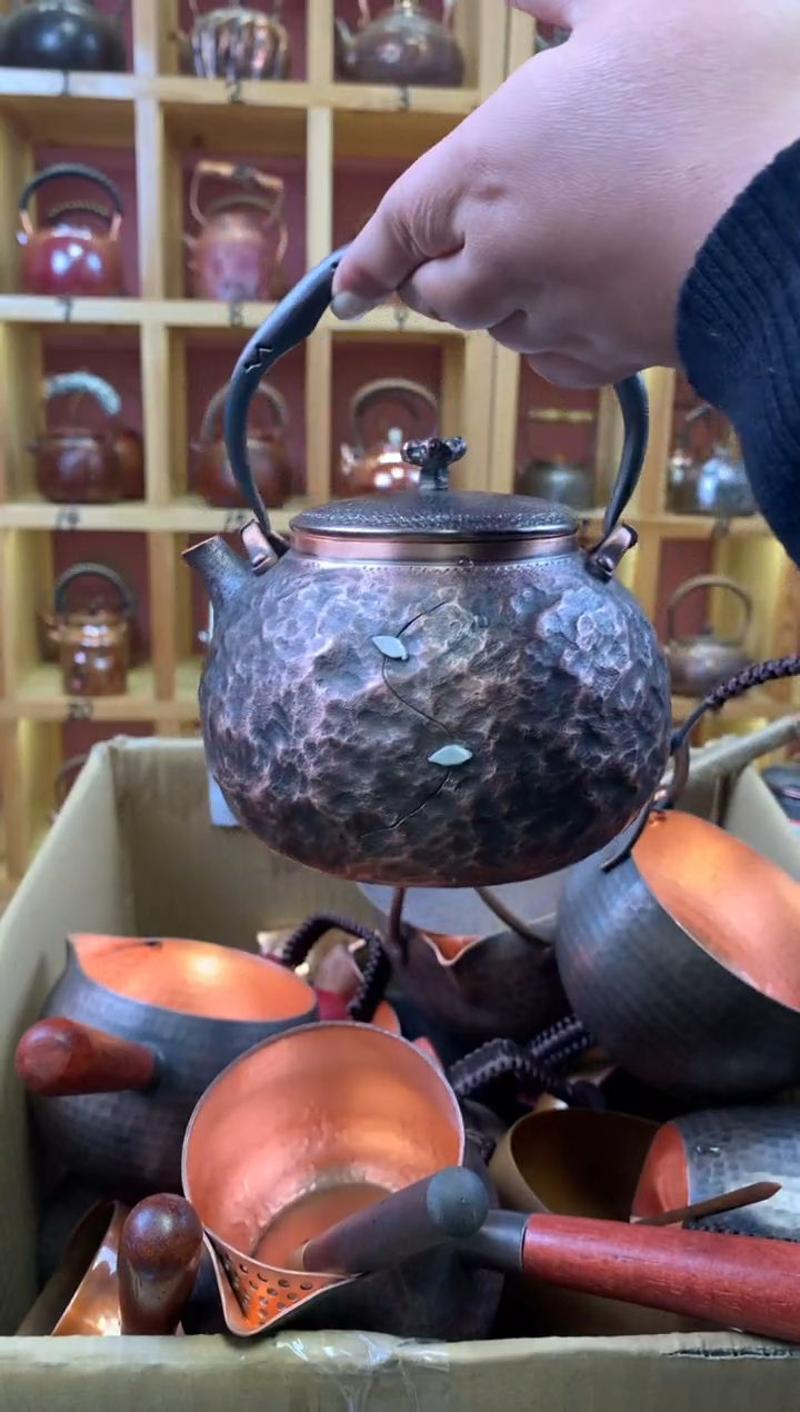 小*姐紫铜石头纹足银驹钉提梁壶