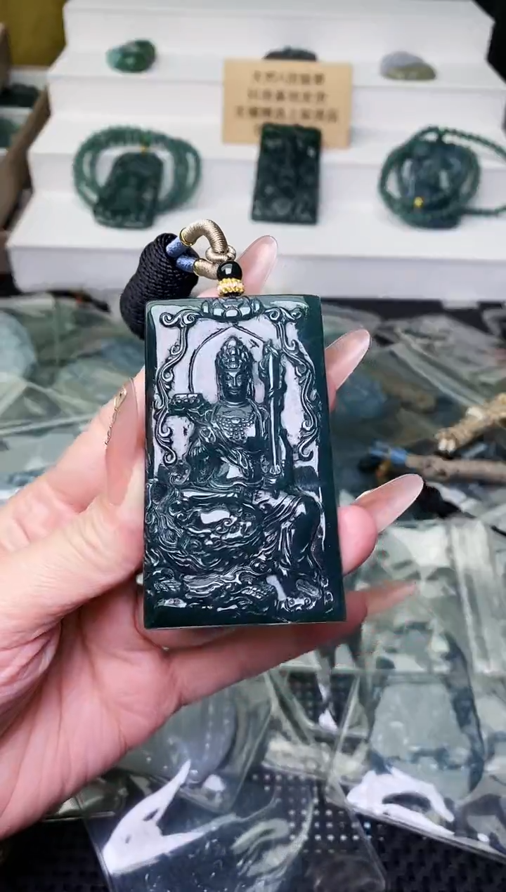 颈饰未镶嵌翡翠 