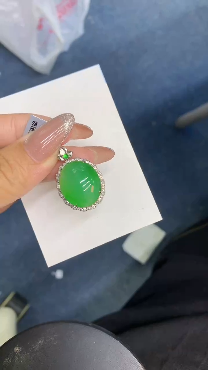 颈饰18K金镶嵌翡翠1