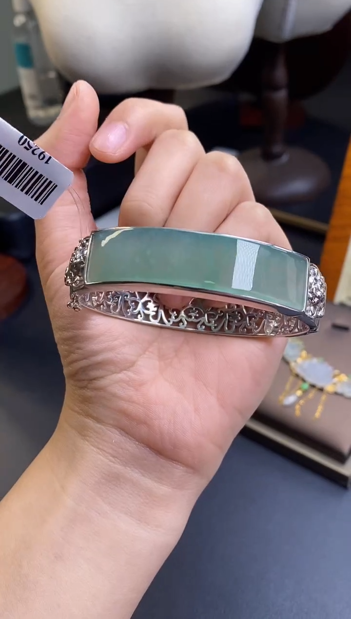 颈饰银S925镶嵌翡翠19250