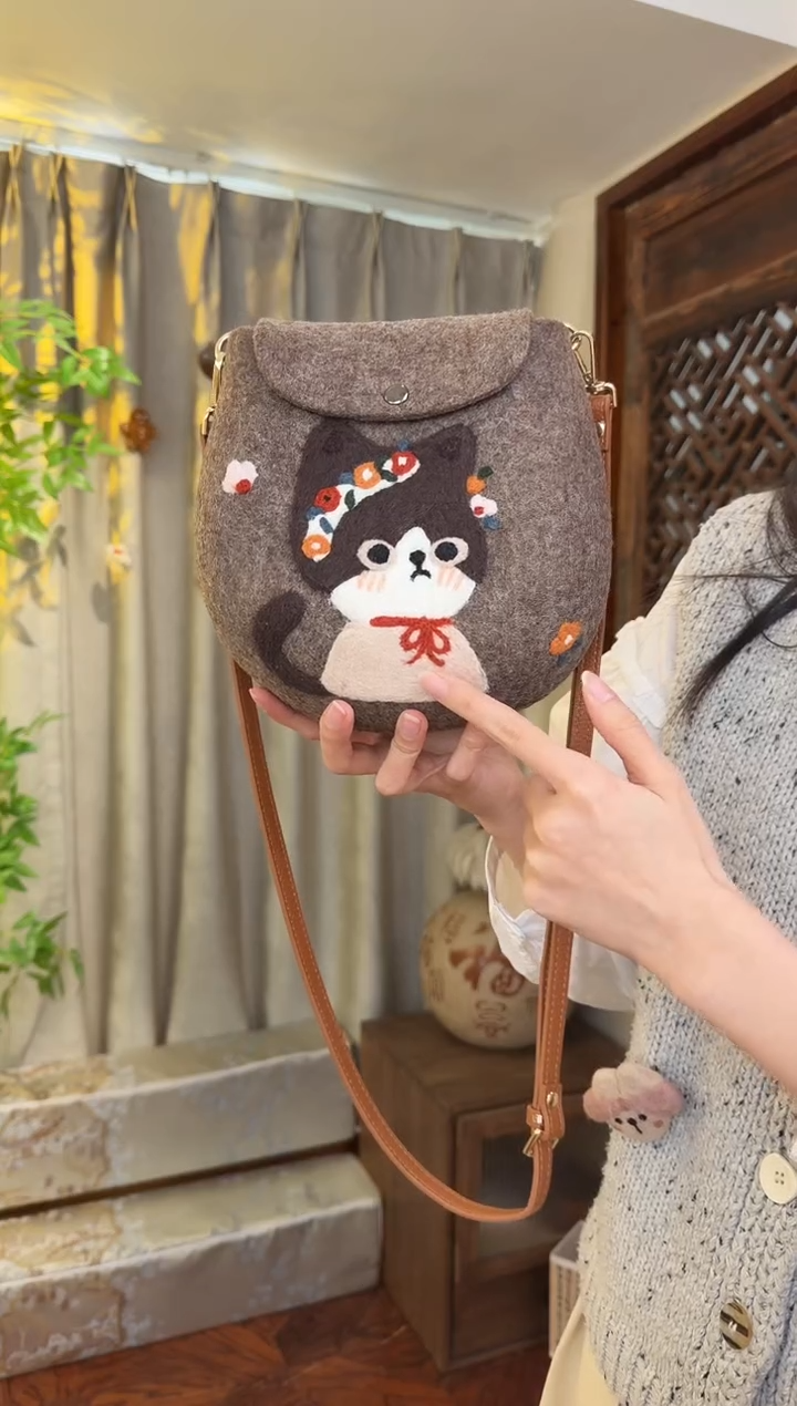 羊毛非遗羊毛毡包 蛋蛋包花环猫咪