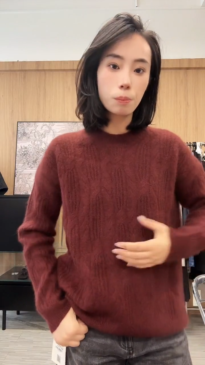 暗红色圆领羊毛上衣