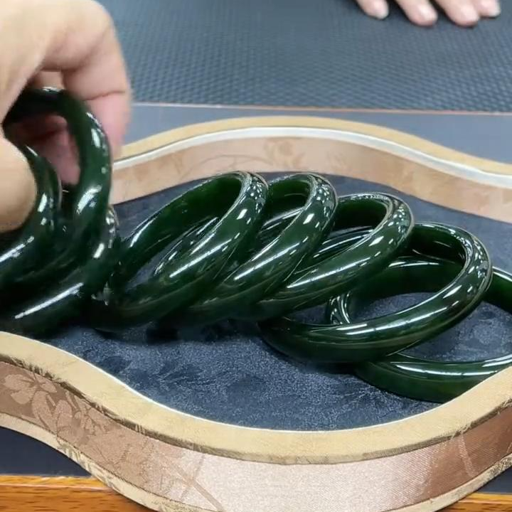 【老郑家】和田玉手镯一支(多样性发1件)红皮