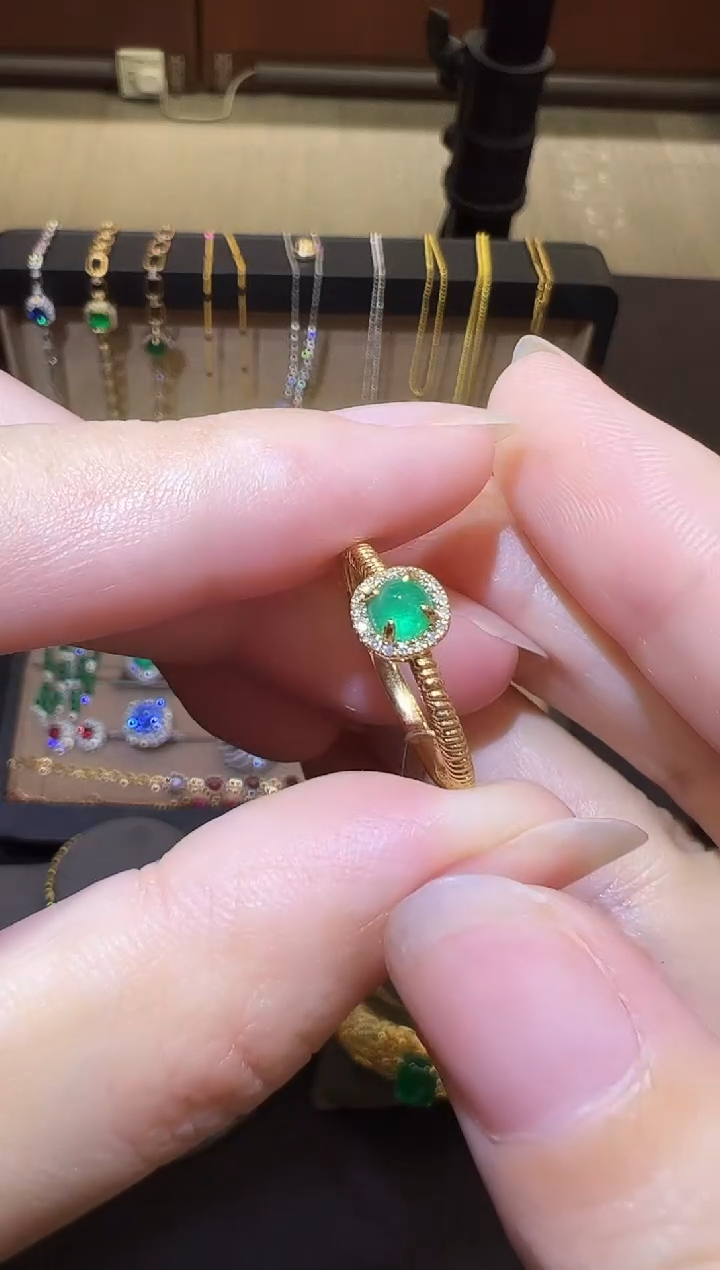 18K金镶嵌戒指祖母绿0.3ct