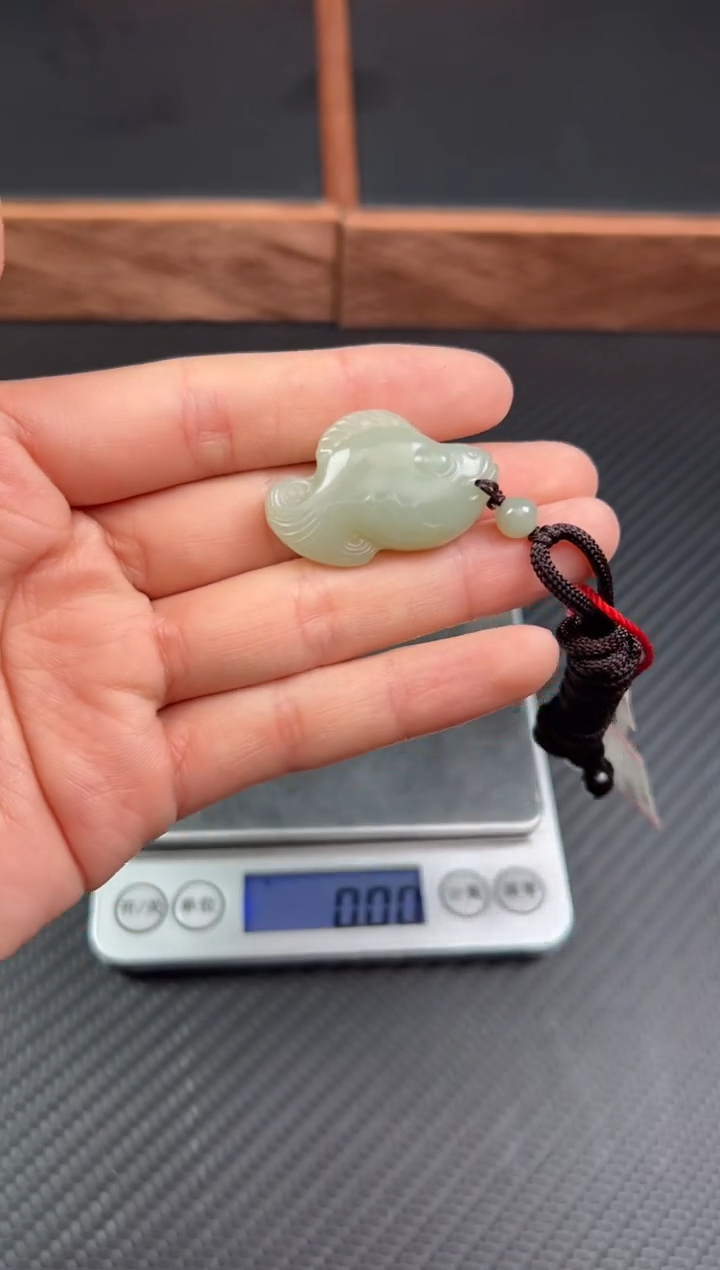 【闪购商品】和田玉吊坠(赠链)未镶嵌且末微色差近矿