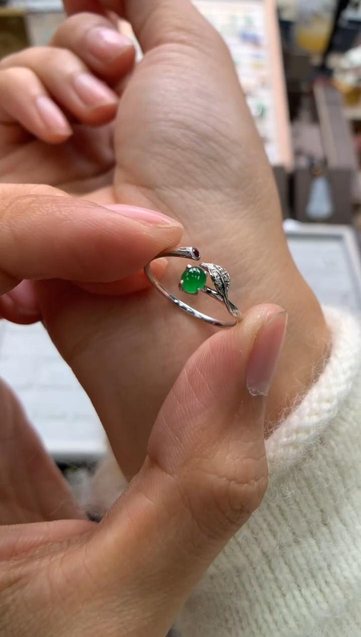 颈饰18K金镶嵌翡翠戒指