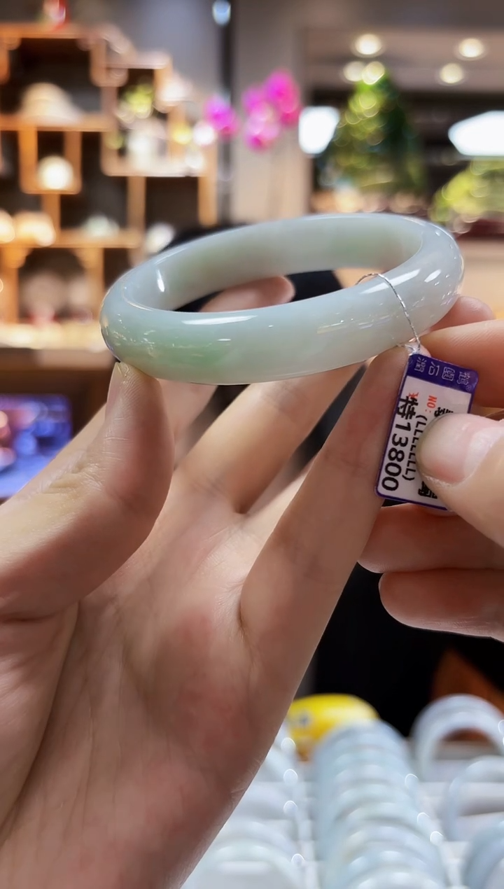 【闪购商品】翡翠颈饰未镶嵌60手镯