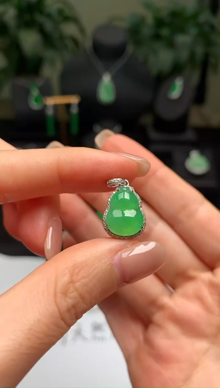 颈饰18K金镶嵌翡翠葫芦