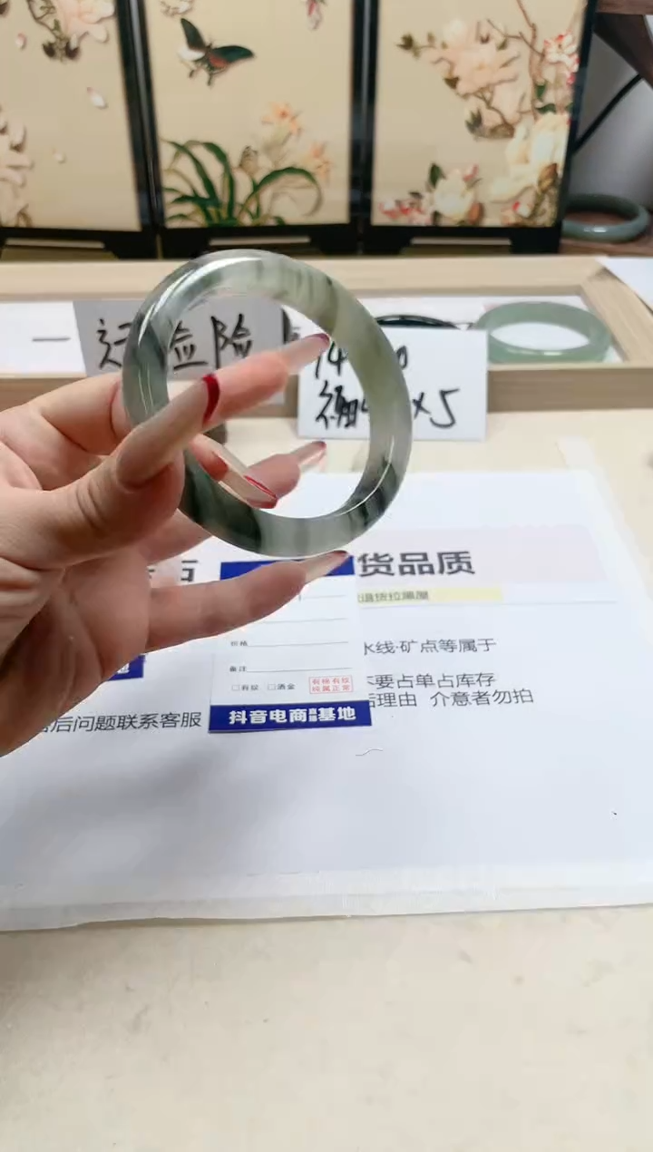 【闪购商品】石英质玉手镯未镶嵌289/60.3