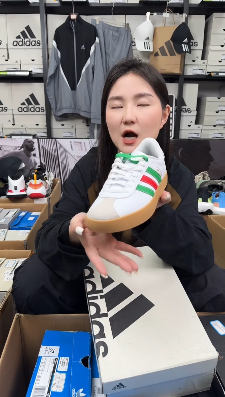 【闪购商品】42码 阿迪达斯板鞋 假一赔十