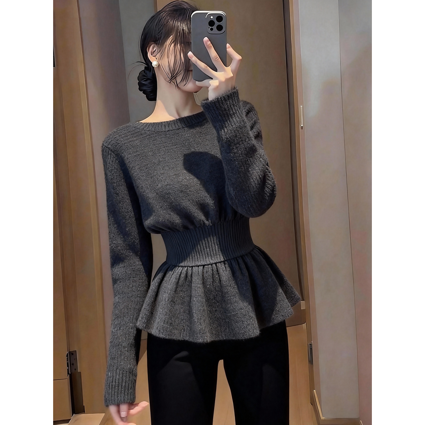别致独特氛围感流行款慵懒深灰色上衣女2025冬收腰荷叶边下摆毛衣