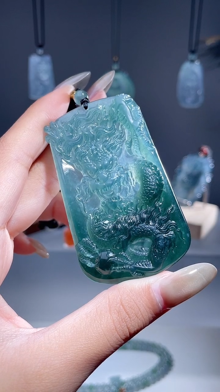 颈饰未镶嵌翡翠龙牌
