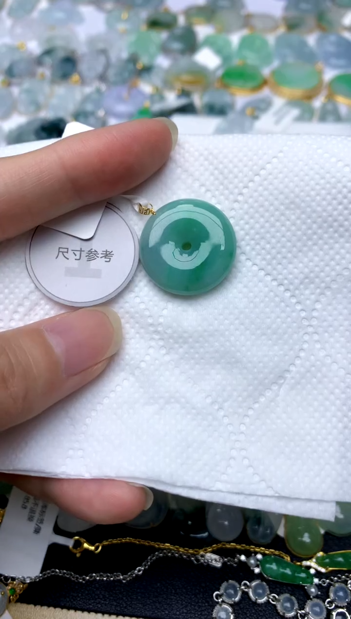 颈饰18K金镶嵌翡翠天然A货翡翠