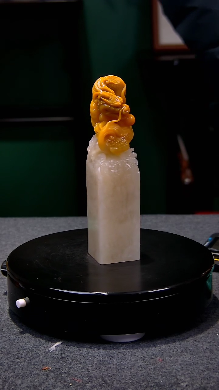 【闪购商品】田黄石金包银龙戏珠