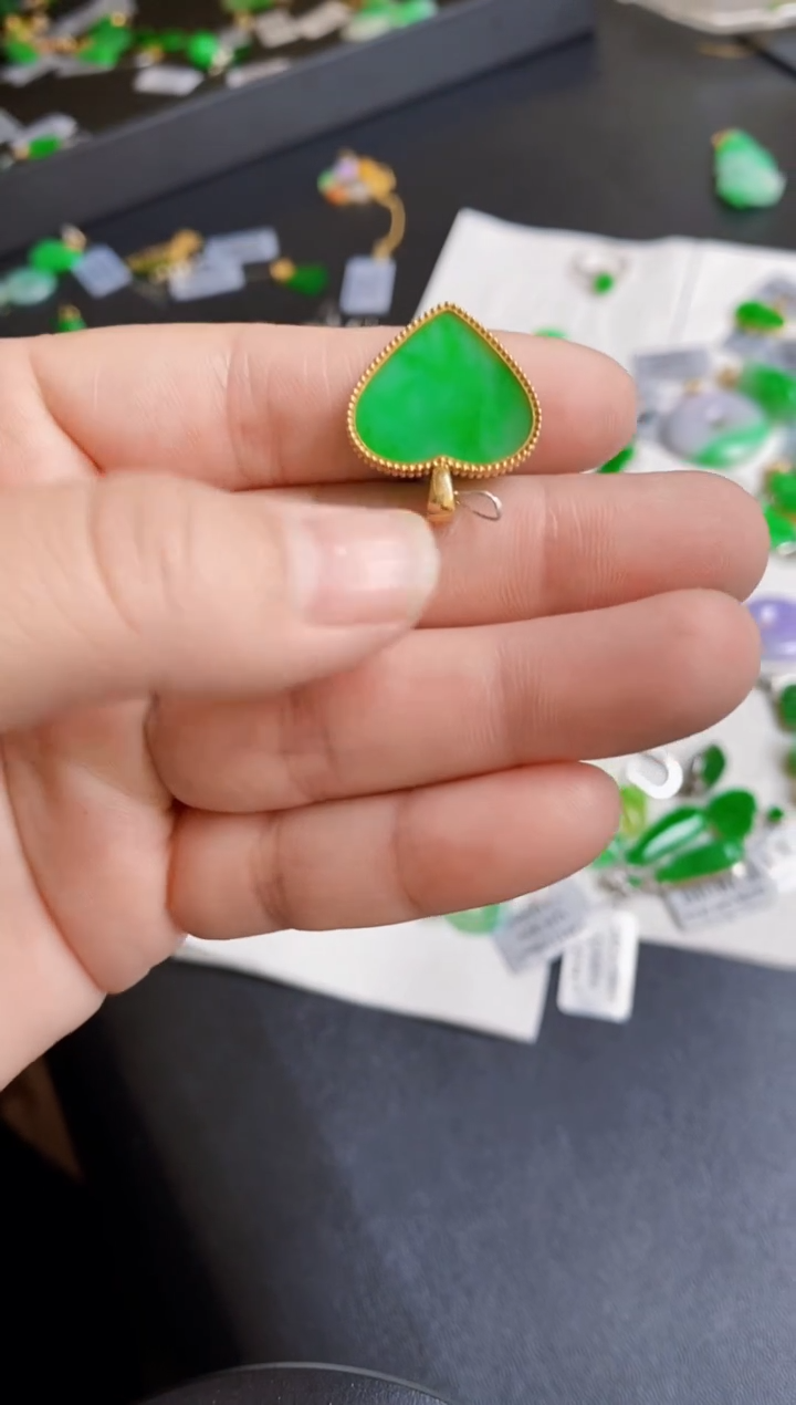 【闪购商品】翡翠颈饰18K金镶嵌吊坠