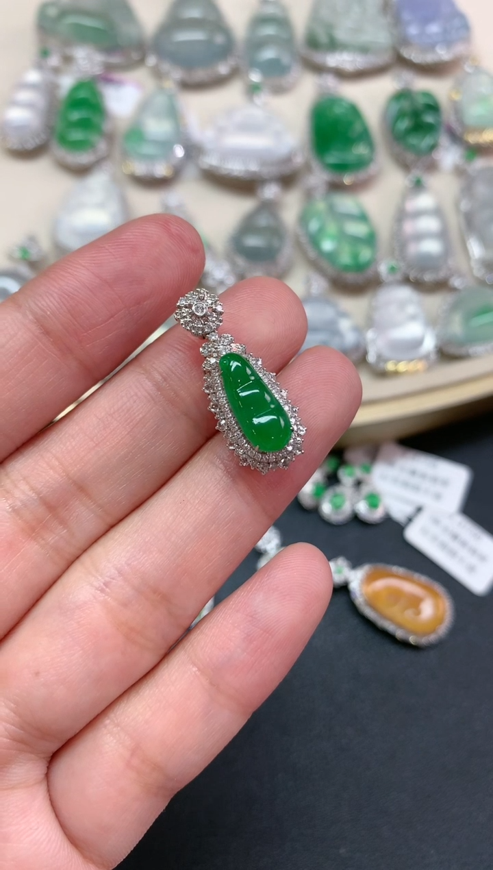 【闪购商品】翡翠吊坠(不含链)18K金镶嵌W66|8800