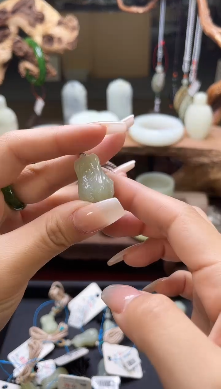 【闪购商品】和田玉吊坠未镶嵌且末迪克兰白菜特价 多样性发一