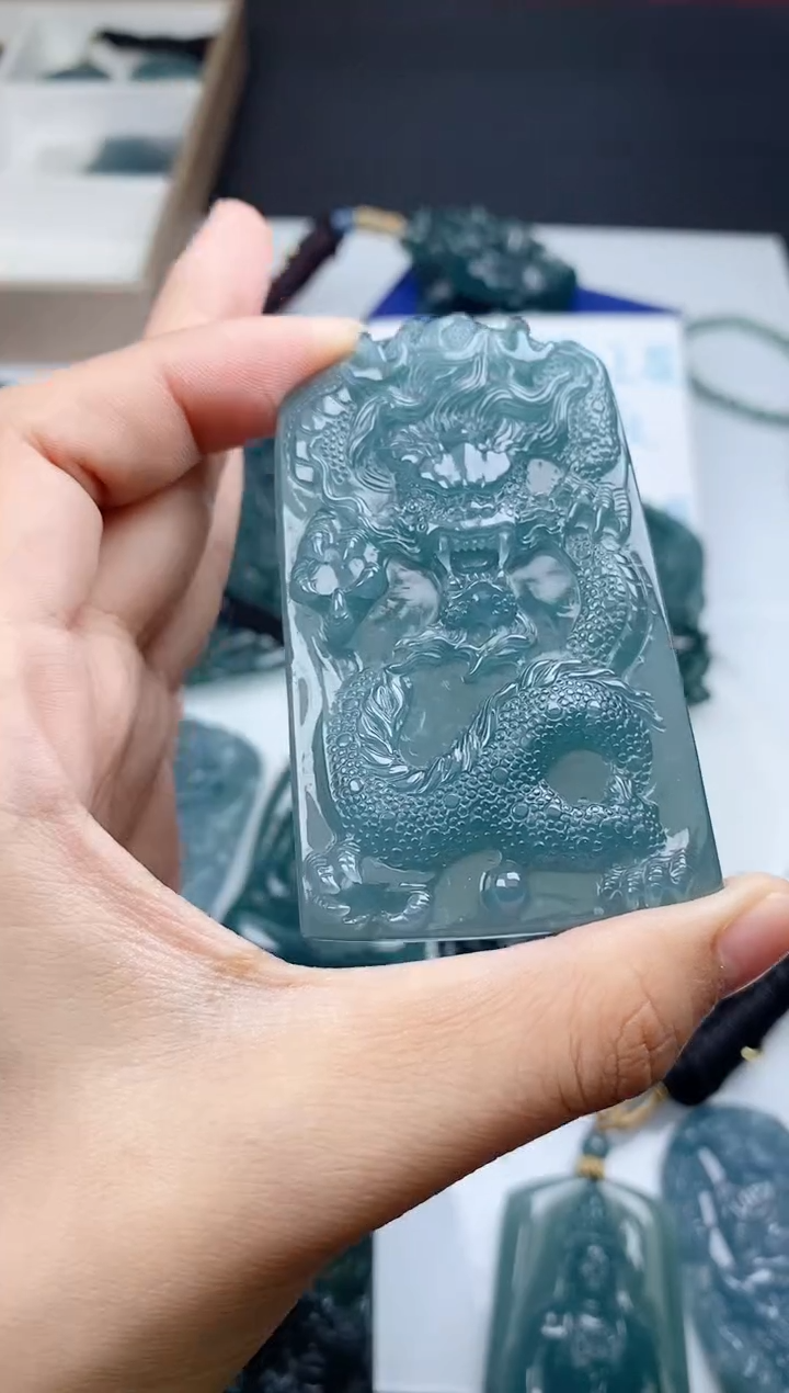 翡翠未镶嵌颈饰1