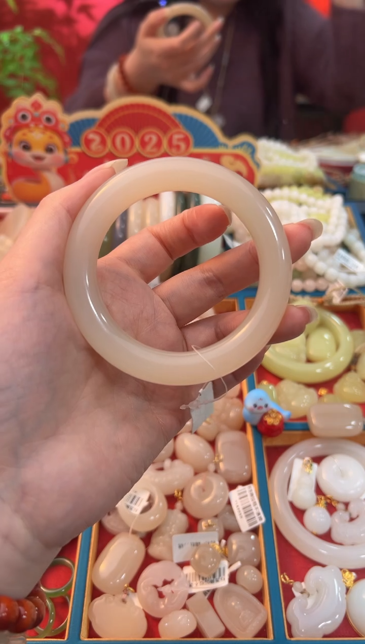 【闪购商品】和田玉手镯58圈口未镶嵌藕粉圆条手镯