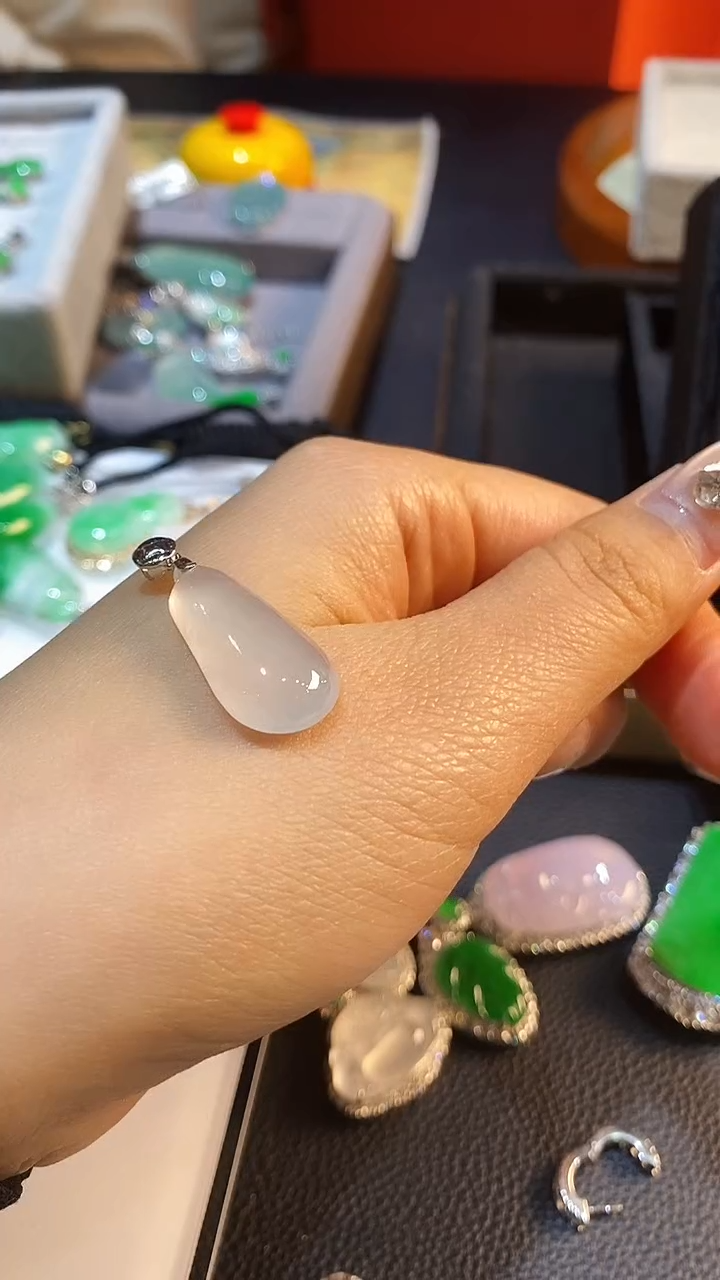 【闪购商品】翡翠吊坠(不含链)18K金镶嵌吊坠