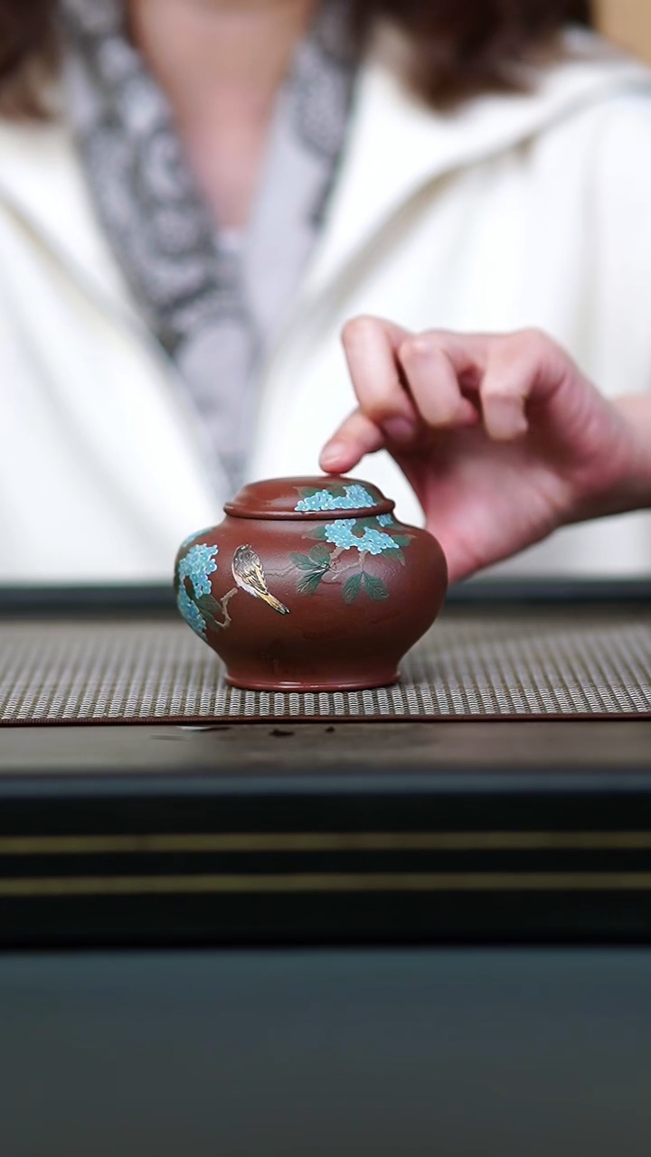 茶壶紫砂底槽清泥绘绣球花醒茶罐