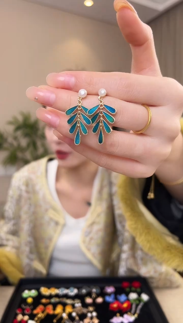 刺绣仿点翠树叶款式耳钉