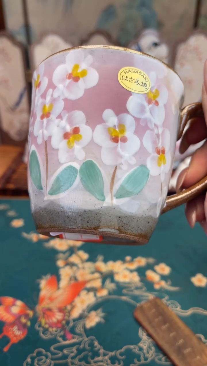 瓷片白花粉底陶作手绘马克杯