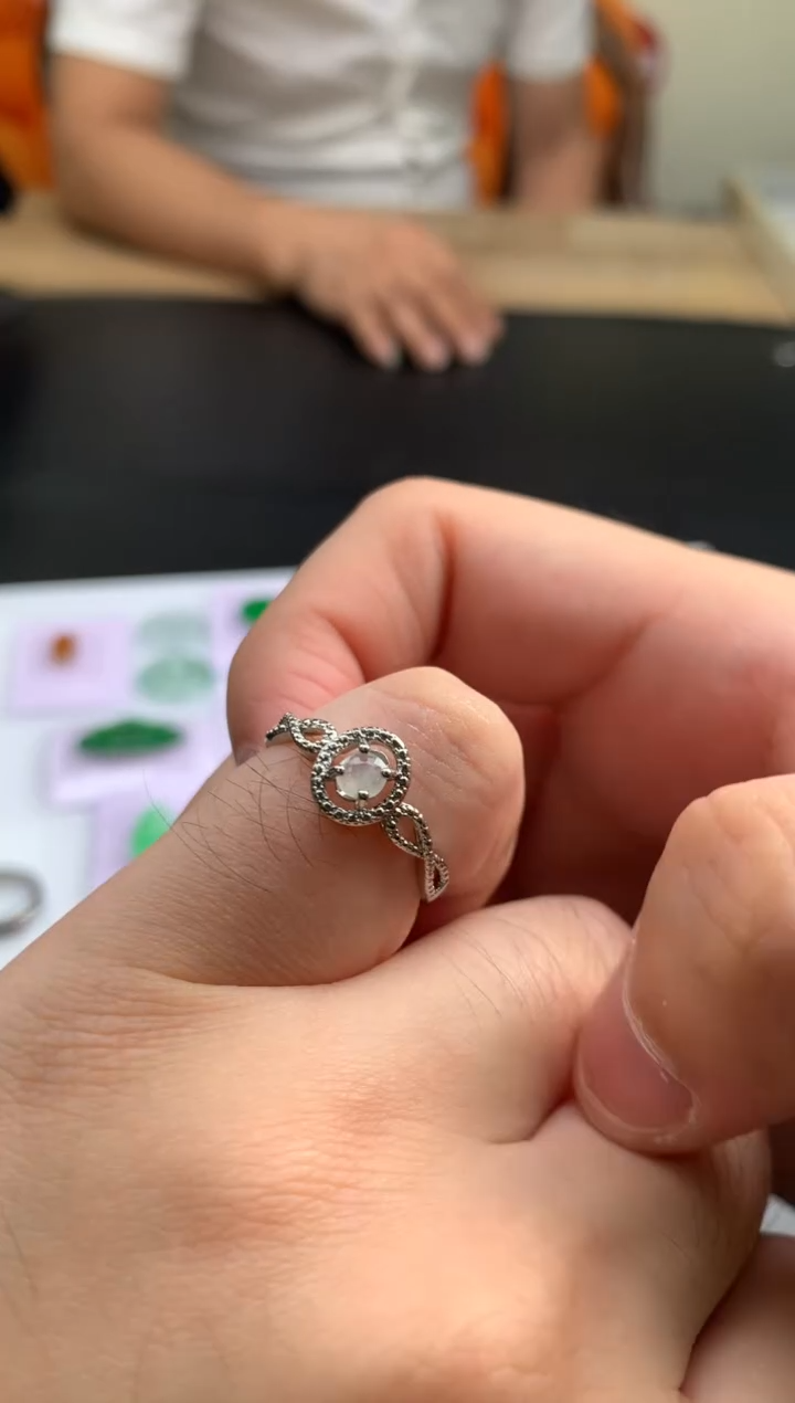 翡翠戒指未镶嵌一***?翡翠