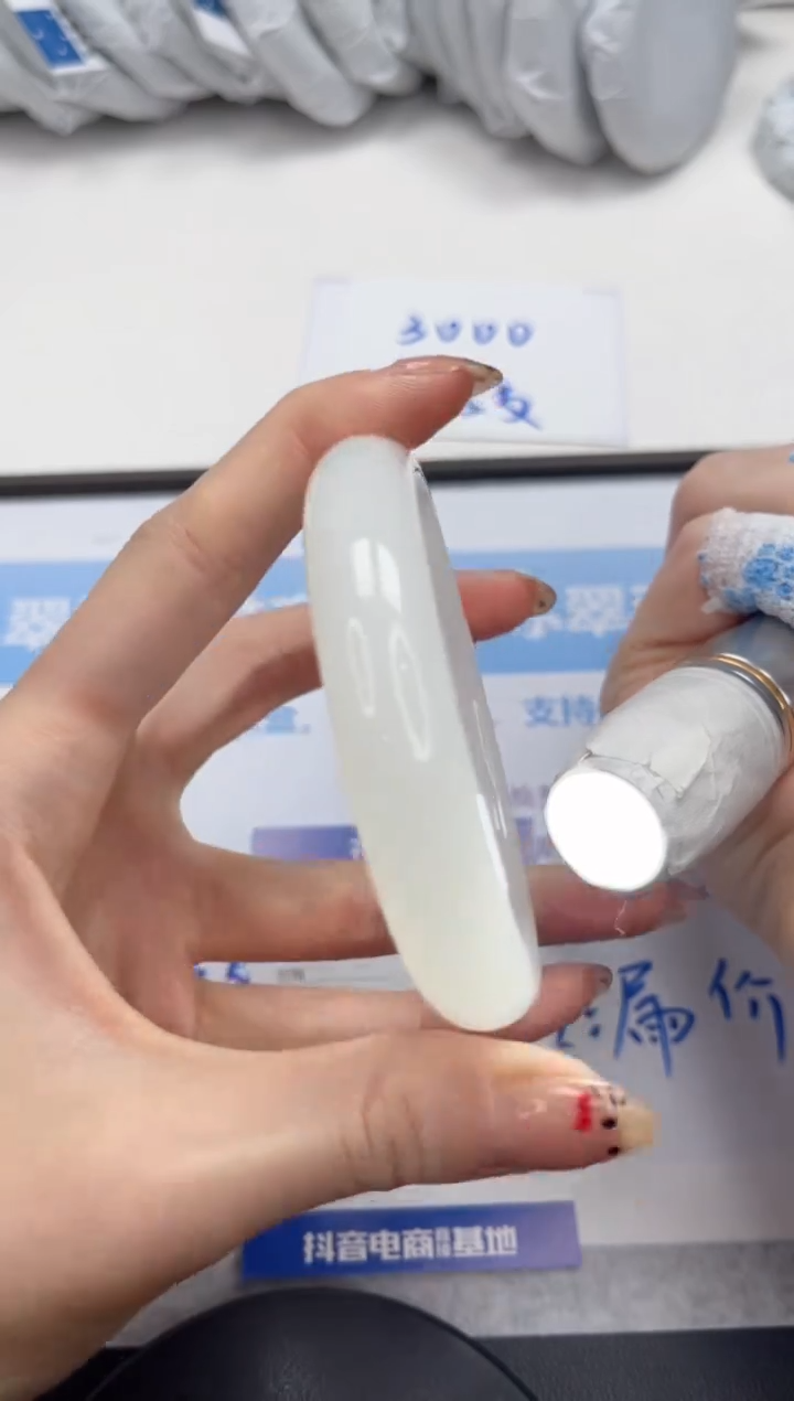未镶嵌手镯石英质玉V208-64