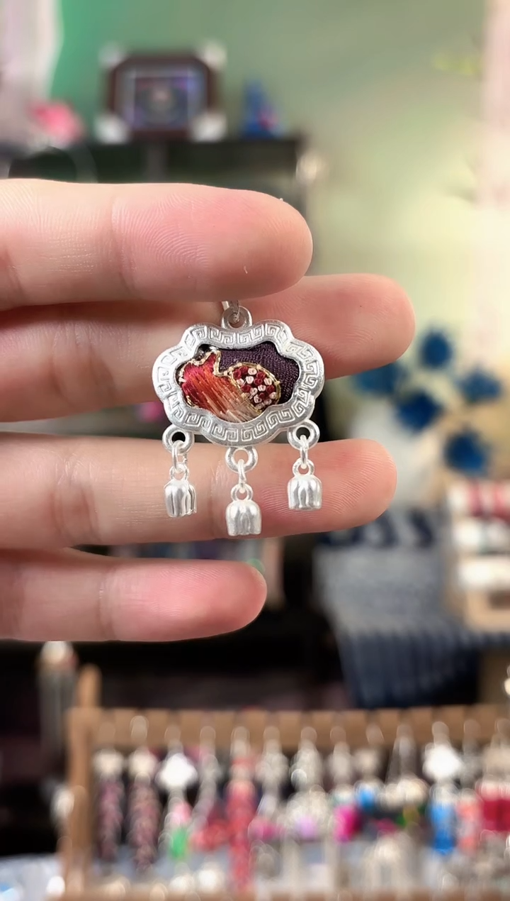 彩云南阁非遗老绣饰品174